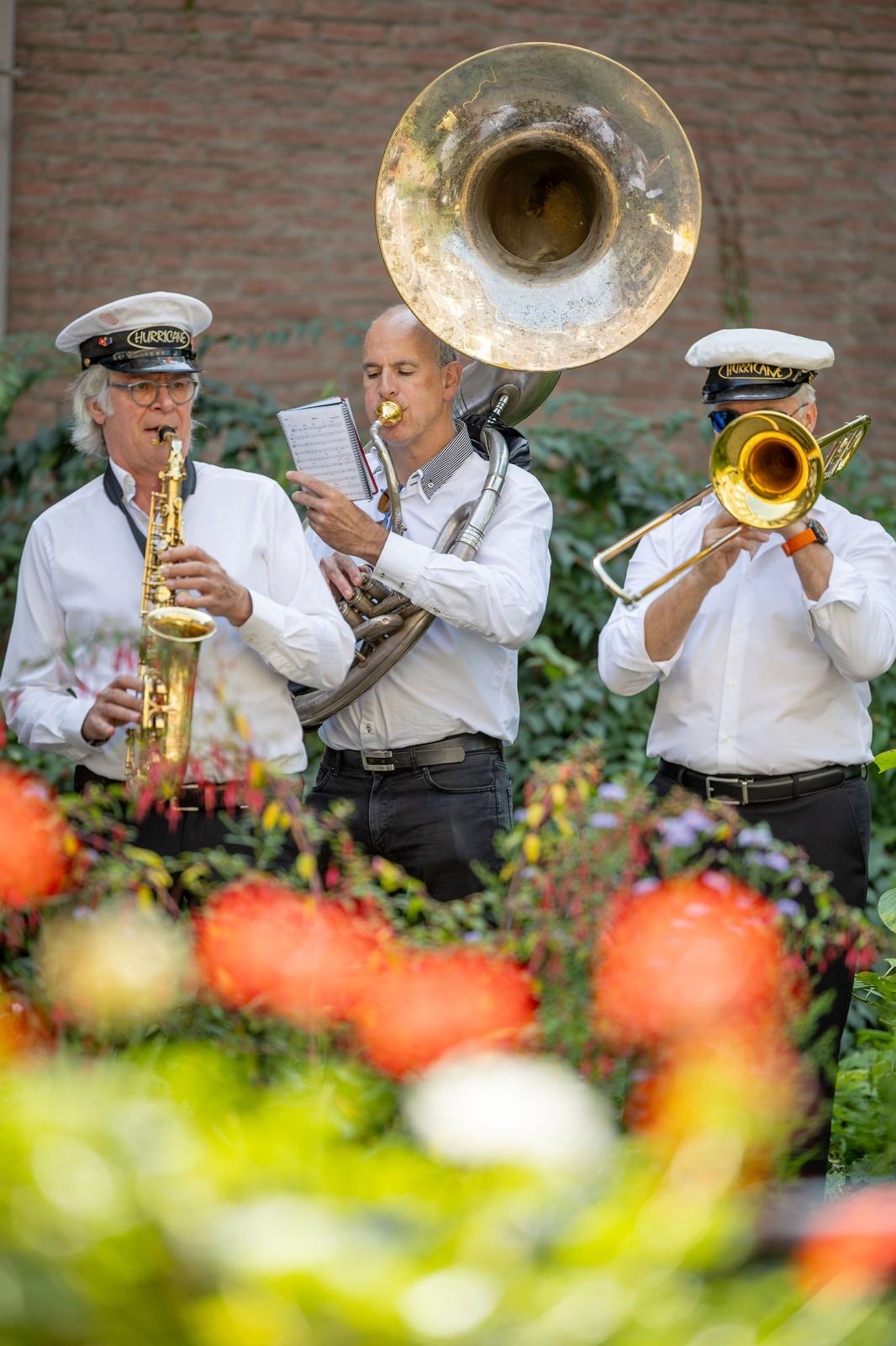 Hurricane Brassband speeltop het Vrijthof in Maastricht tijdens Jeker Jazz.