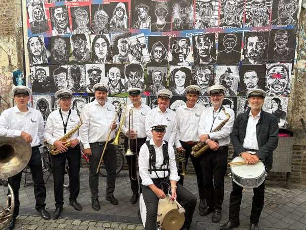 Hurricane Brassband dans les rues